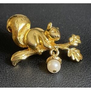 Vintage AVON Squirrel Pin Dangle Faux Pearl Acorn Gold Tone Autumn Fall Signed